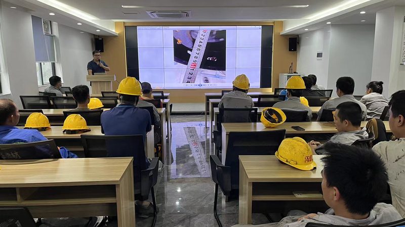 建筑工程专业建造师需要关注建筑设计、施工技术、建筑法规等方面。推荐自学资料有：
